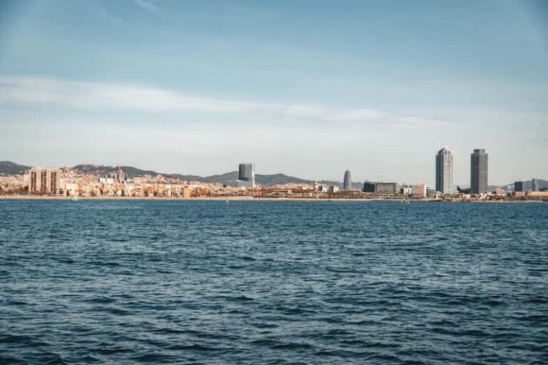 Barcelona: Brunch Boat Party with Drinks and DJ - The Experience in Detail