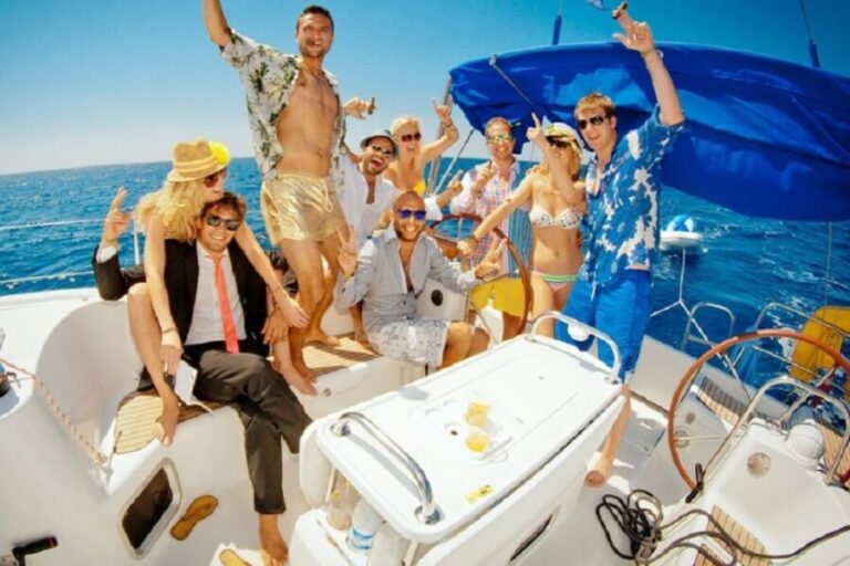 Barcelona: Sailing tour with open bar and aperitive - Drinks, Snacks, and the Luxurious Touch