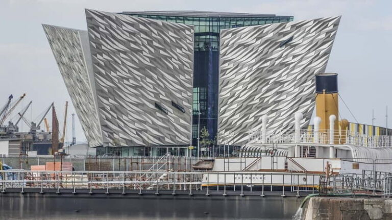 Belfast: Private Walking Tour with a Local - The Guide Experience