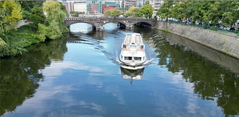 Berlin: Sightseeing Cruise from Berlin Main Station - The Onboard Experience: Comfort, Atmosphere, & Amenities