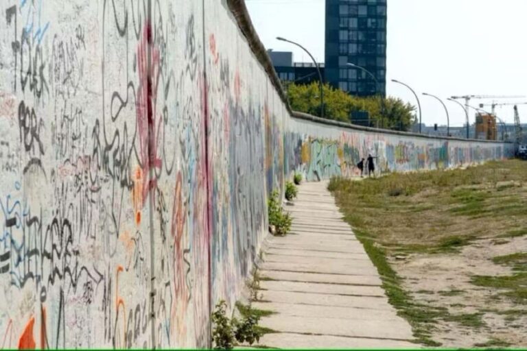 Berlin: walking tour of must-see sights - Who Is This Tour Best For?