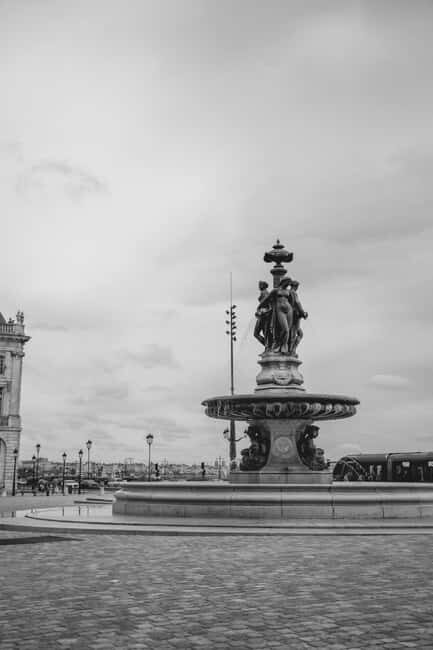 Bordeaux 1h30 City Walking Tour: Discover Historic Landmarks - Discovering Bordeaux’s Historic Heart