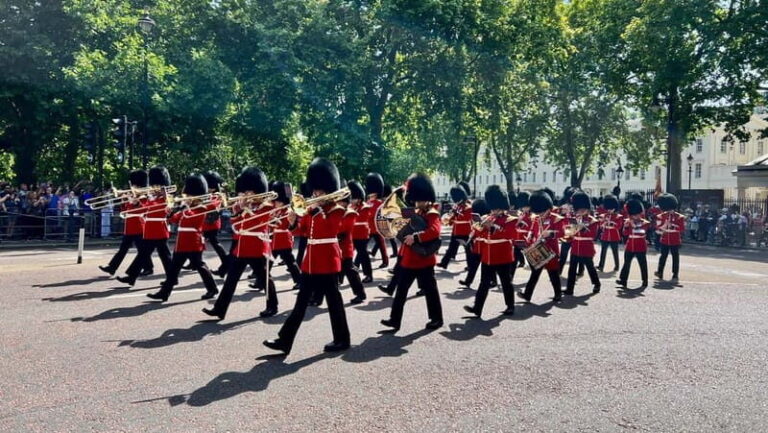 Buckingham Palace, Changing of the Guard Walking Tour - An In-Depth Look at the Tour Experience