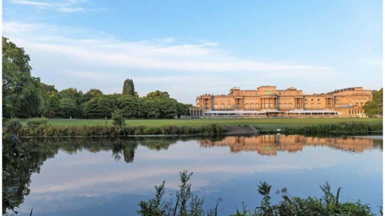 Buckingham Palace State Rooms Entry & Royal London Audio App - The Royal Side of London