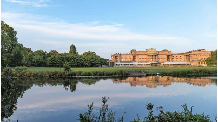 Buckingham Palace State Rooms Entry & Royal London Audio App - The Royal Side of London