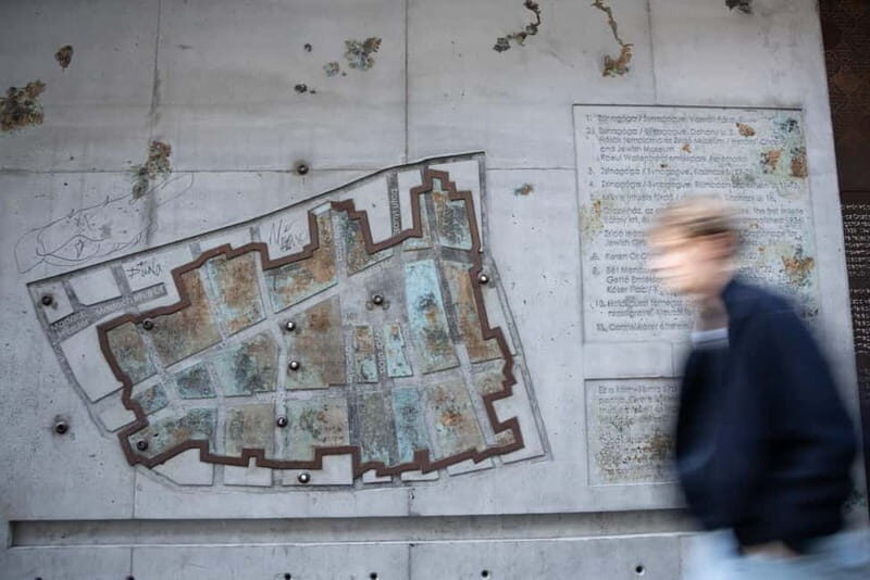 Budapest: Jewish Quarter Walking Tour with Synagogue Entry - The Experience in Context