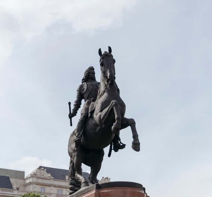 Budapest: Parliament & Its Surroundings Tour with Folk Music - Practical Tips for Your Tour Experience