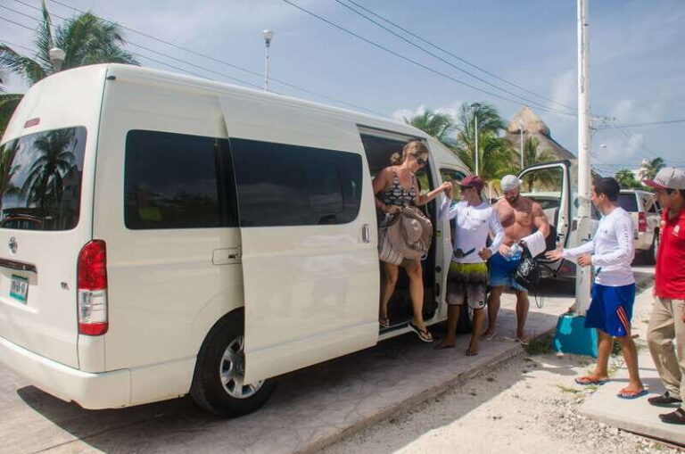 Cancún: Isla Mujeres All-Inclusive Private Catamaran Tour - The Crew & Customer Service