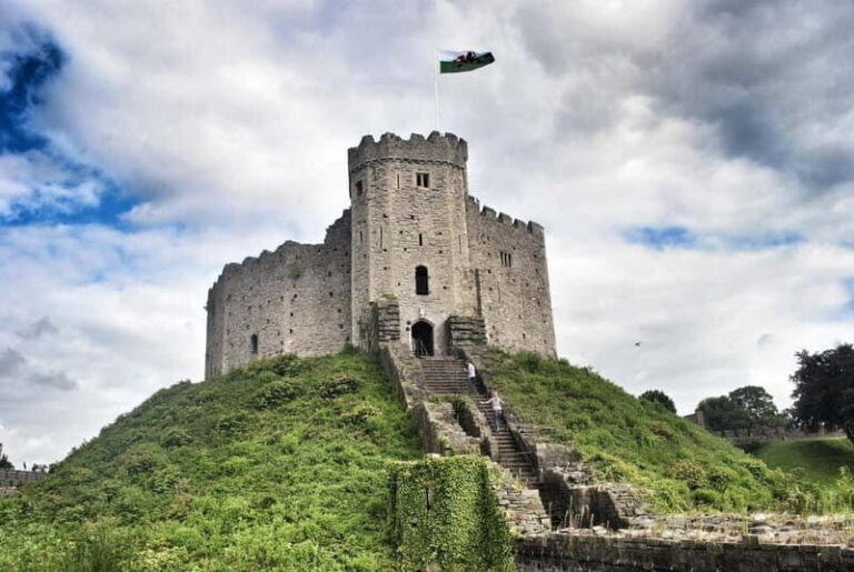 Cardiff, Brecon Beacons & Snowdonia Online Travel Guide - Who Should Consider This Travel Guide?