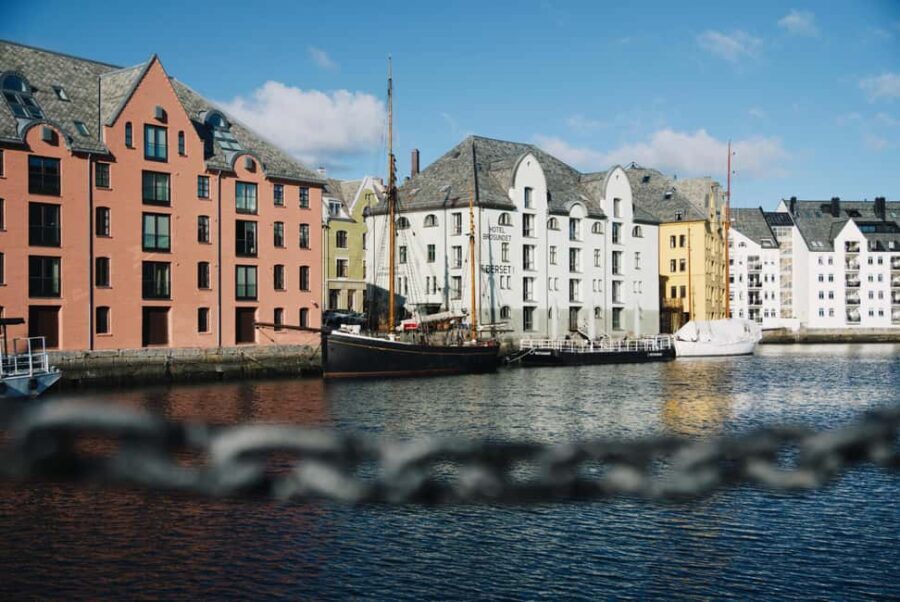 City walk in Ålesund: Art Nouveau, sea views, and insider tips - An engaging introduction to Ålesund’s maritime and architectural gems