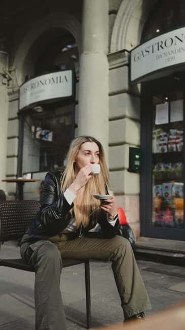 Discover Budapest: Coffee and Photo Guided Tour - Exploring the Itinerary