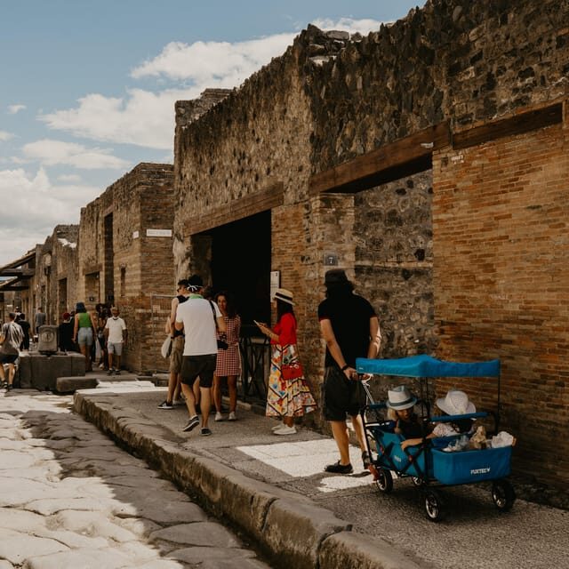 Discover Pompeii: Spanish Walking Tour of the Buried City - Exploring the Itinerary: What You’ll See and Experience