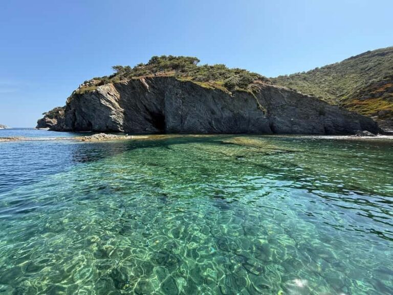 Discover the Îles d'Or in a new private boat for 8 people. - FAQ