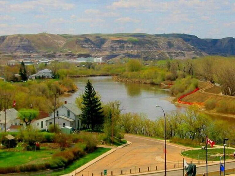 Drumheller: Bad Land & Dinosaur Museum Tour from Calgary - What’s Included and What to Consider