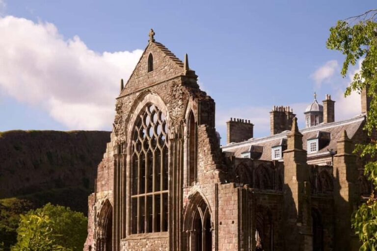 Edinburgh: Castle Guided Tour & Holyrood Palace Ticket - The Royal Connection at Holyroodhouse Palace
