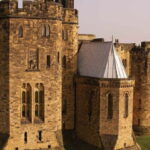 Edinburgh: Harry Potter and English Castles Tour in Spanish - Transportation, Duration, and Practical Details