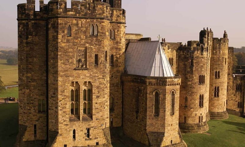 Edinburgh: Harry Potter and English Castles Tour in Spanish - Transportation, Duration, and Practical Details