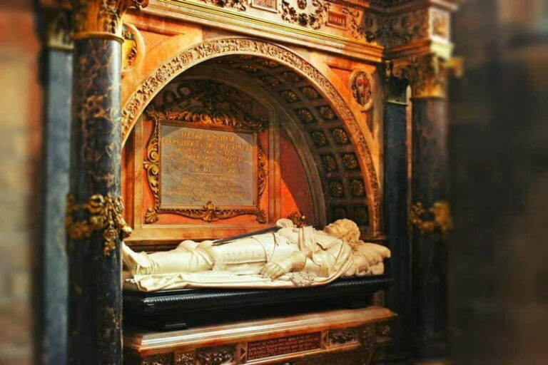 Edinburgh: Monsters of The Royal Mile - A Dark History Tour - The Experience and Guides