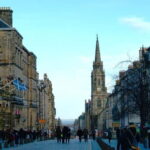 Edinburgh's must-see attractions: walking tour in French - Exploring Edinburgh’s Iconic Landmarks: Scott Monument & Royal Mile