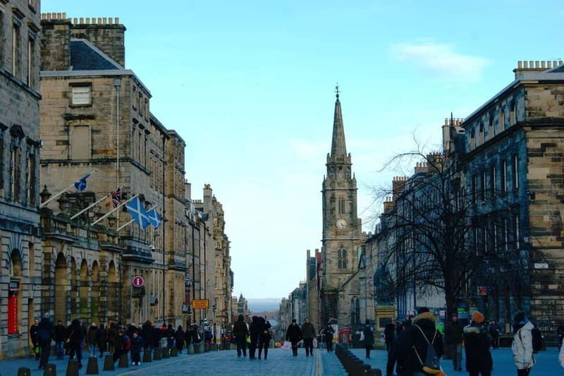 Edinburgh's must-see attractions: walking tour in French - Exploring Edinburgh’s Iconic Landmarks: Scott Monument & Royal Mile