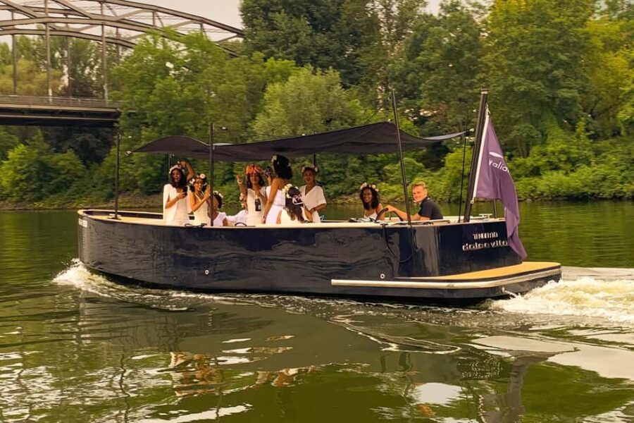 Frankfurt am Main: Private boat ride with skyline view for up to 18 guests - FAQ