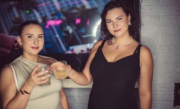 FREE fun explorers pub Crawl with OPTIONAL 1 hour open bar - Why the Tour Offers Great Value