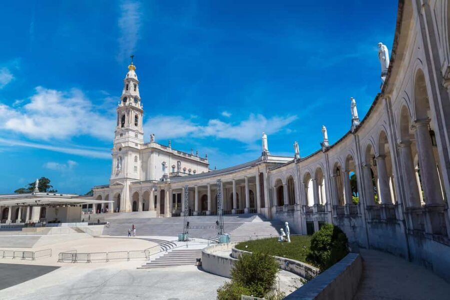 From Lisbon: Tomar and Fátima Day Trip with Guide - Exploring Fátima: Spiritual Significance and Sacred Sites