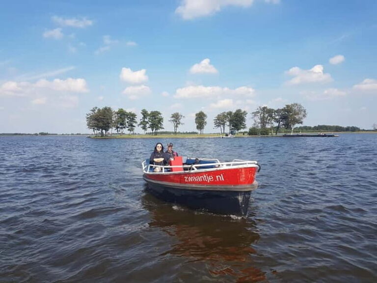 Giethoorn: Boat Rental 2,5 hour 1-8 persons - What’s Included and What You Can Expect