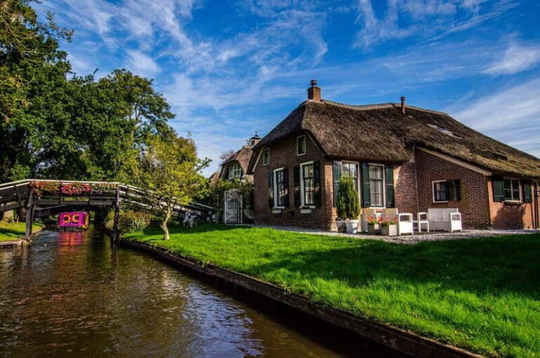 Giethoorn: Canal Cruise & lake Tour & Sightseeing Village - Diving into the Itinerary