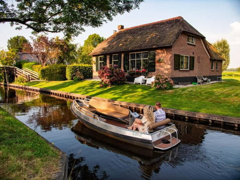 Giethoorn centre: Private tour with local tourguide - What to Expect from Your Giethoorn Boat Tour