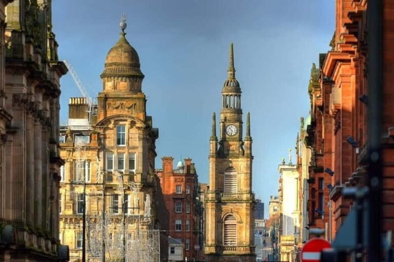 Glasgow: Must-See Attractions Guided Walking Tour - The Guide and Tour Dynamics