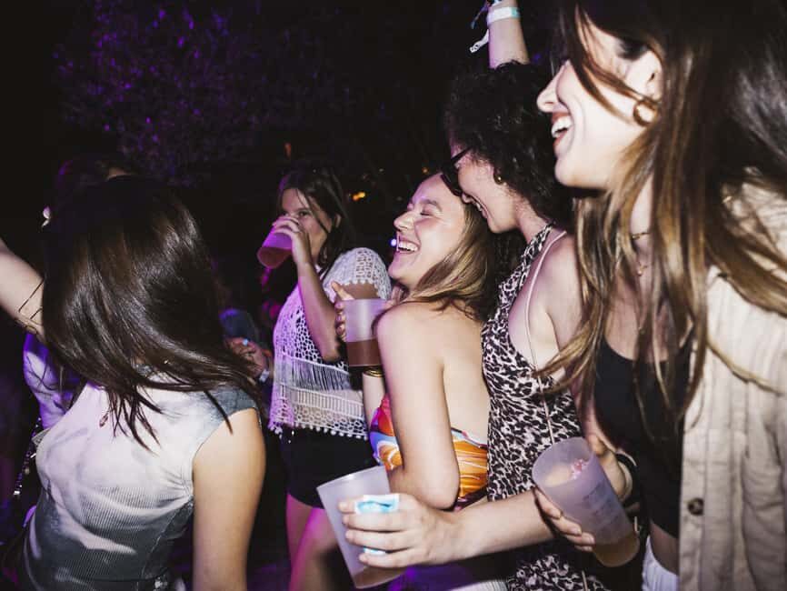 Hamburg: Bachelorette Bar & Club Tour Champagne, Shots & Party - Second Stop: Continued Vibe and Free Shots