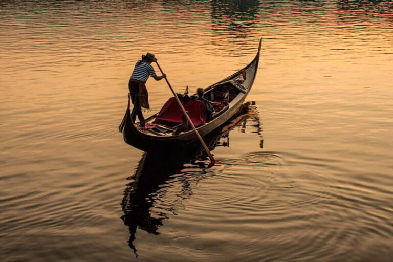 Hamburg: private Tour in the royal Venetian Alstergondel - The Experience in Practice