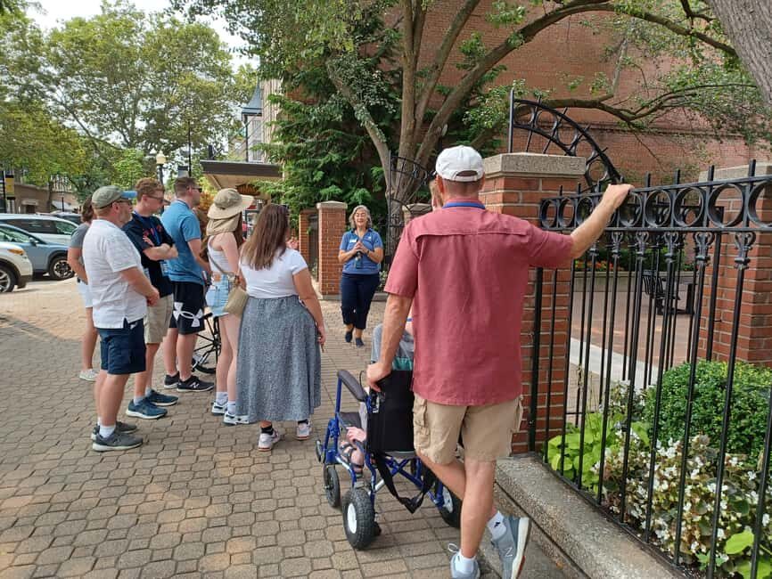 Holland, MI: Downtown Walking Tour with Food Tastings - Art, Architecture, and Scenic Beauty