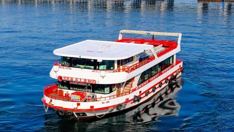 Istanbul: Bosphorus Sightseeing Cruise Tour with Audio Guide - The Experience Onboard