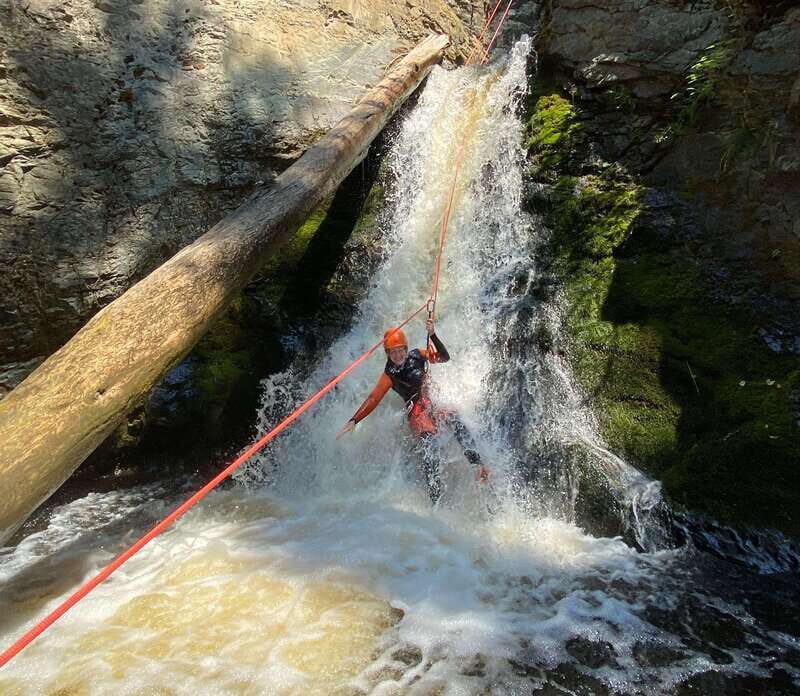 Kelowna: Adrenaline Canyoning Tour - Descending into the Canyon
