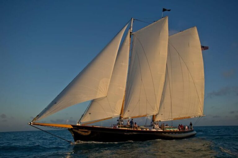 Key West: Live Christmas Holiday Music Cruise with Hot Cocoa - Drinks and Treats: Keeping It Festive and Flavorable