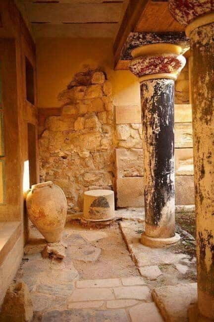 Knossos Place and Minoan Performance from Rethymno - What’s Included and What’s Not