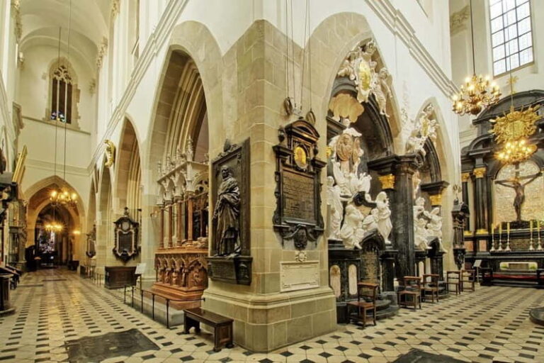 Krakow: Wawel Cathedral Guided Tour with Admission Tickets - Starting Point and Meet-Up