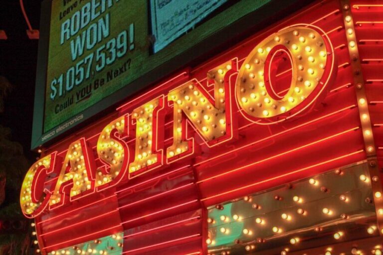 LA: 2-Day Las Vegas Tour with Hoover Dam & Accommodation - Exploring Hoover Dam