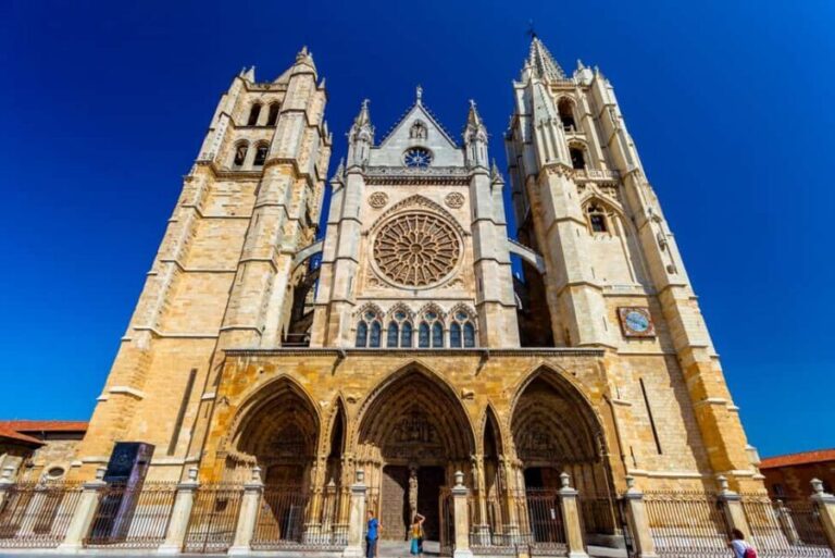León: Private tour with a local art historian - What’s Included & What to Consider