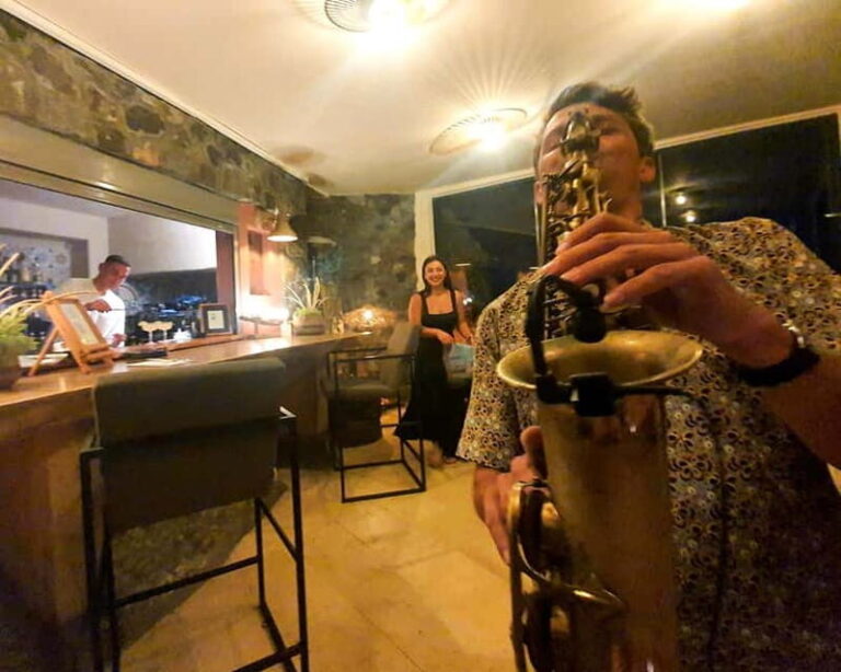 Live Music Dinner with Sunset and Caldera Views - Discovering Above Bistro’s Sunset Experience