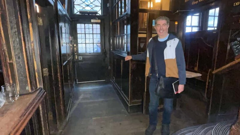 London: Charles Dickens Walking Tour for Small Groups - An Authentic Step Back into Dickens’ London