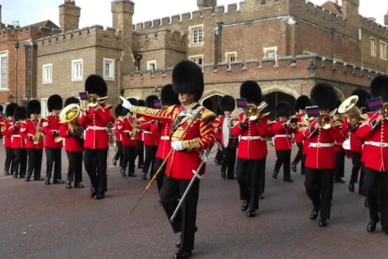 London: Essential Tour and Changing of the Guard - A Close Look at the Itinerary