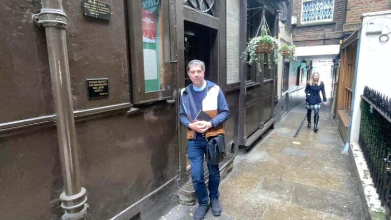 London: Historic Pub Walking Tour for Small Groups - Who Should Consider This Tour?