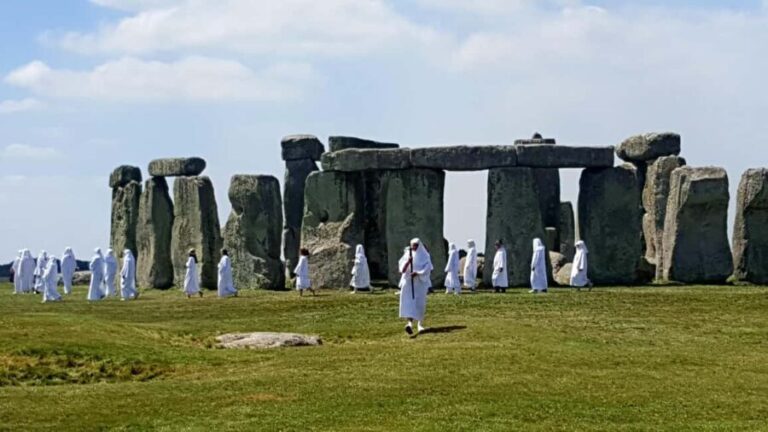 London: Stonehenge and Woodhenge Private Black Cab Tour - The Journey Begins: From London to Wiltshire