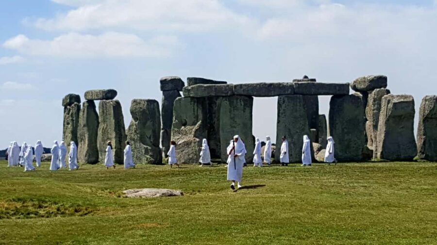 London: Stonehenge and Woodhenge Private Black Cab Tour - The Journey Begins: From London to Wiltshire