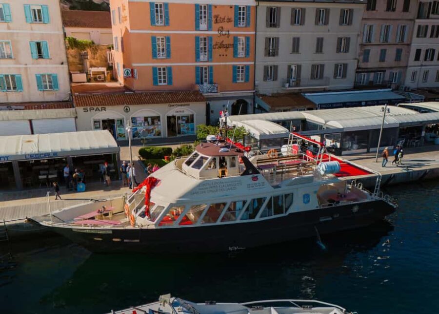 Lunch of lobster pasta in a cove in the Lavezzi Islands - Practical Details and What to Expect