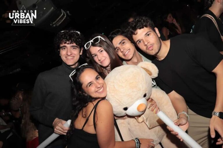 Madrid: Top Pub Crawl with Drinks and Free Nightclub Entry - Progressing Through Madrid’s Iconic Neighborhoods