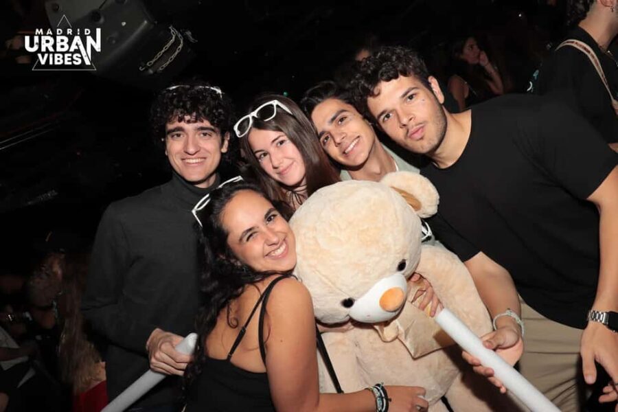 Madrid: Top Pub Crawl with Drinks and Free Nightclub Entry - Progressing Through Madrid’s Iconic Neighborhoods